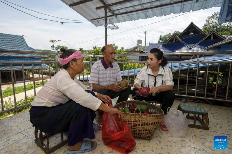 Habari picha ya mhudumu wa treni kwenye Reli kati ya China na Laos