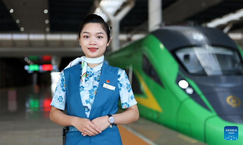 Habari picha ya mhudumu wa treni kwenye Reli kati ya China na Laos
