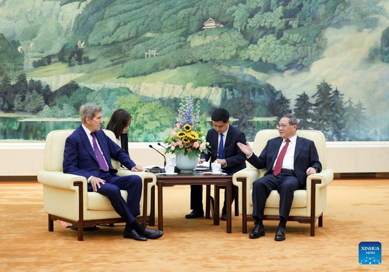 Waziri Mkuu wa China Li Qiang akikutana na Mjumbe Maalumu wa Rais wa Marekani kuhusu suala la Tabianchi John Kerry kwenye Jumba la Mikutano ya Umma la Beijing, China, Julai 18, 2023. (Xinhua/Ding Haitao)
