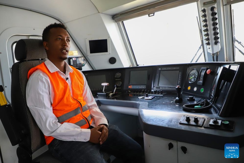 Yidnekachew Alemu, kiongozi wa timu ya madereva wa reli, akizungumza kwenye mahojiano na Shirika la Habari la China, Xinhua katika Stesheni ya Indode ya Reli ya SGR ya Ethiopia-Djibouti mjini Addis Ababa, Ethiopia, Julai 13, 2023. (Picha na Michael Tewelde/Xinhua)