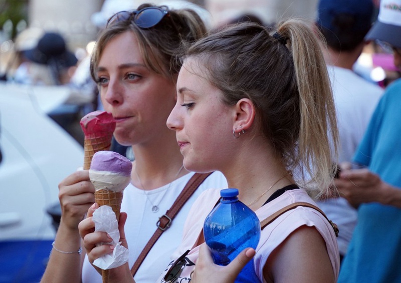 Watu wakila aiskrimu huku kukiwa na wimbi la joto kali huko Roma, Italia, Julai 10, 2023. (Xinhua/Jin Mamengni)