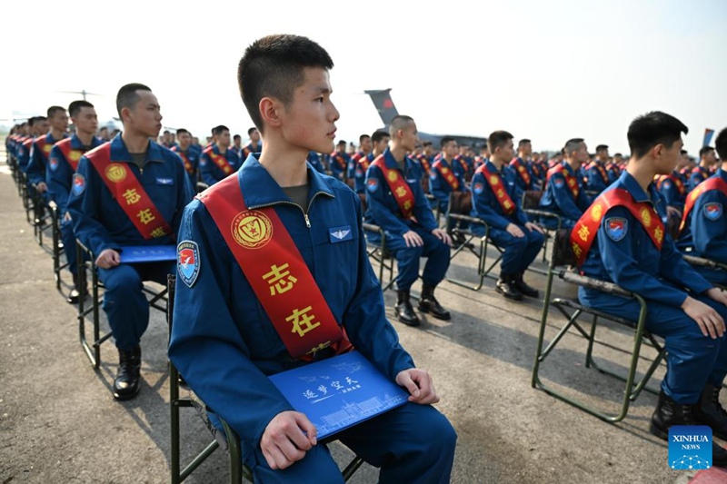 Makadeti wa Jeshi la Anga la China wakiwa katika picha kwenye uwanja wa ndege wa kijeshi huko Chengdu, Mkoa wa Sichuan, Kusini-Magharibi mwa China, Julai 19, 2023. (Picha na Yu Hongchun/Xinhua)