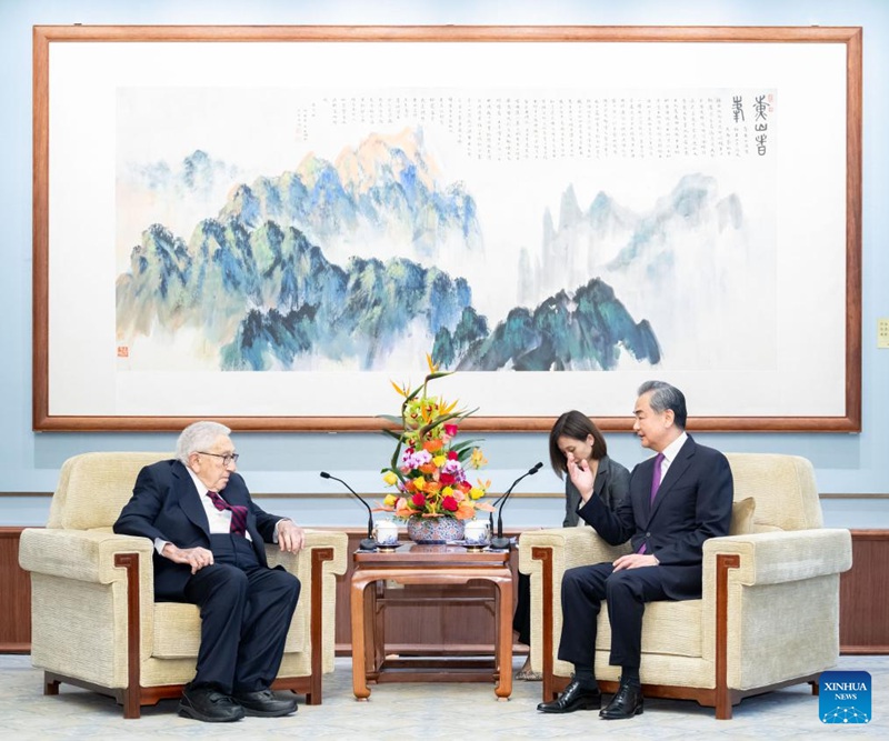 Wang Yi, Mjumbe wa Ofisi ya Siasa ya Kamati Kuu ya Chama cha Kikomunisti cha China (CPC) na Mkurugenzi wa Ofisi ya  Kamati ya Mambo ya Nje ya Kamati Kuu ya CPC, akikutana na Waziri wa zamani wa Mambo ya Nje wa Marekani Henry Kissinger mjini Beijing, China, Julai 19, 2023. (Xinhua/Zhai Jianlan)