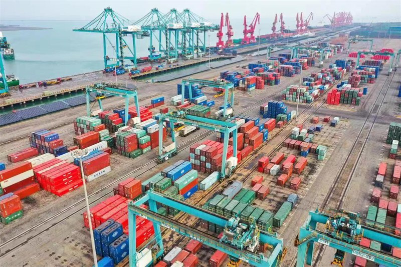 Picha ikionyesha gati la makontena katika Bandari ya Huanghua huko Cangzhou, Mkoa wa Hebei, Kaskazini mwa China. (Picha na Zhou Bo/Tovuti ya Gazeti la Umma)