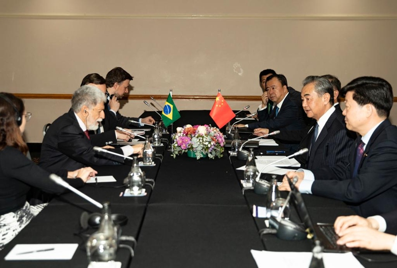 Wang Yi (wa pili kulia), Mkurugenzi wa Ofisi ya Mambo ya Nje ya Kamati Kuu ya Chama cha Kikomunisti cha China (CPC), akikutana na Celso Luiz Nunes Amorim (wa pili kushoto), mshauri mkuu wa Rais wa Brazil, mjini Johannesburg, Afrika Kusini, Julai 24, 2023. (Xinhua/Zhang Yudong)