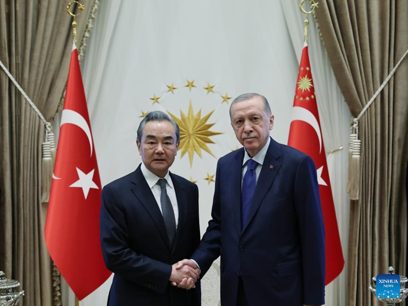 Rais wa Uturuki Recep Tayyip Erdogan (kulia) akipeana mkono na Wang Yi, Mjumbe wa Ofisi ya Siasa ya Kamati Kuu ya Chama cha Kikomunisti cha China (CPC) na Mkurugenzi wa Ofisi ya Mambo ya Nje ya Kamati Kuu ya CPC, wakati wakikutana mjini Ankara, Uturuki, Julai 26, 2023. (Ikulu ya Uturuki/Xinhua)