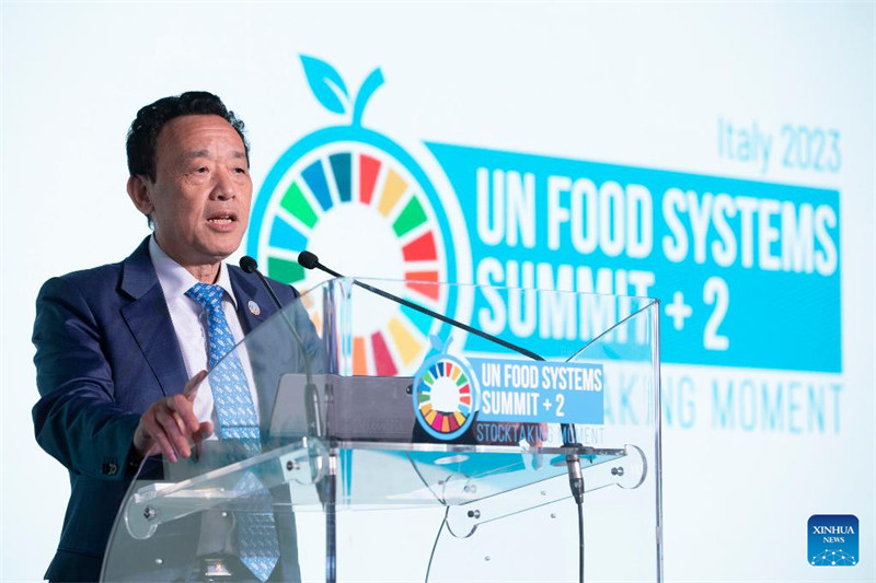 Mkurugenzi Mkuu wa Shirika la Umoja wa Mataifa la Chakula na Kilimo (FAO) Qu Dongyu akizungumza kwenye hafla ya kufungwa kwa Mkutano wa kuhimiza matokeo wa kila miaka miwili wa Mkutano wa Umoja wa Mataifa wa Mifumo ya Chakula (UNFSS+2) mjini Roma, Italia, Juni 26, 2023. (Giulio Napolitano/FAO/Handout via Xinhua)