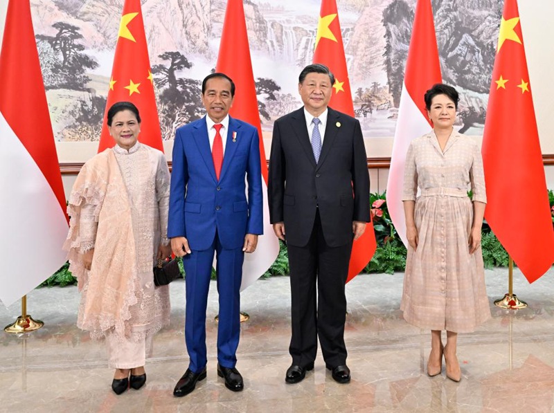 Rais Xi Jinping wa China akikutana na Rais wa Indonesia Joko Widodo  huko Chengdu, Mji Mkuu wa Mkoa wa Sichuan, Kusini-Magharibi mwa China, Julai 27, 2023. Rais Widodo yuko Chengdu kushiriki kwenye ufunguzi wa Michezo ya 31 ya Wanafunzi wa Vyuo Vikuu Duniani (FISU) ya majira ya joto ya Chengdu na kufanya ziara China. (Xinhua/Yin Bogu)