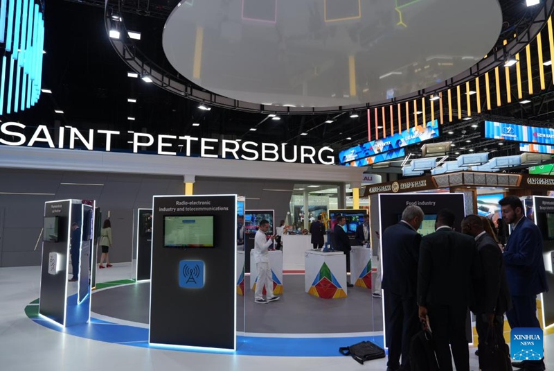Washiriki wakitembelea maonyesho kwenye Mkutano wa pili wa Viongozi Wakuu wa Russia na Afrika huko St. Petersburg, Russia, Julai 27, 2023. (Picha na An Xiaomeng/Xinhua)