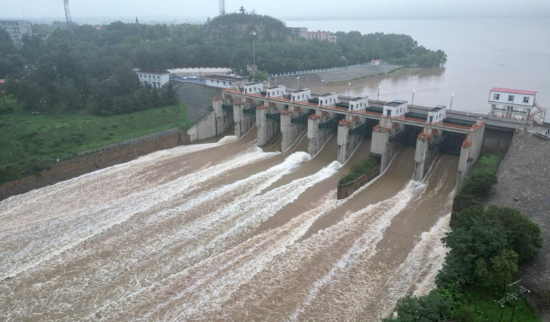Picha hii iliyopigwa tarehe 31 Julai 2023 inaonyesha maji yakitiririka kutoka kwenye Bwawa la Huangbizhuang huko Luquan, Shijiazhuang Mkoani Hebei kaskazini mwa China. (Picha na Bai Yunfei/Xinhua)