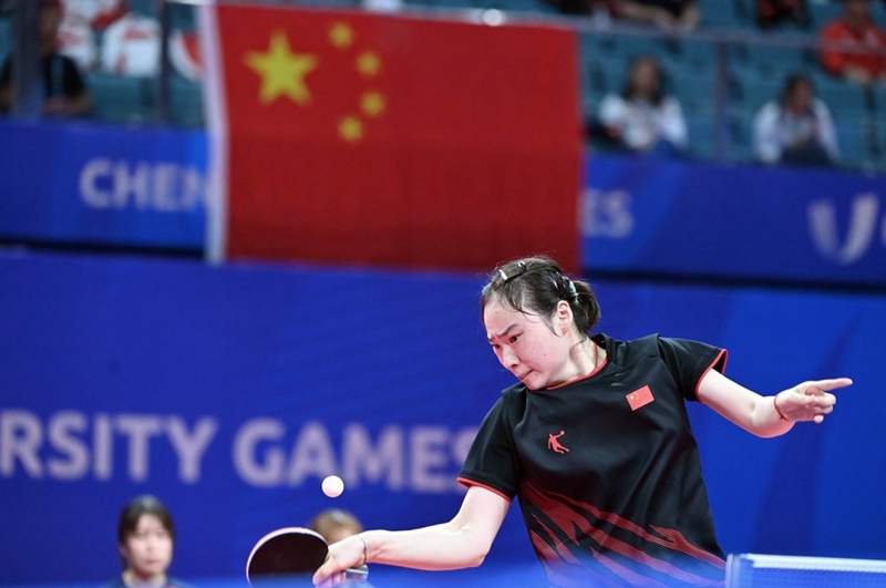 Mchezaji Wang Xiaotong wa China akipambana na Kuruno Aoi wa Japan kwenye fainali ya mchezo wa mpira wa meza kwa wanawake, kwenye Michezo ya 31 ya Vyuo Vikuu ya Dunia (FISU) inayoendelea mjini Chengdu, kusini-magharibi mwa Mkoa wa Sichuan. Agosti 1, 2023. (Xinhua/Zhao Zishuo)
