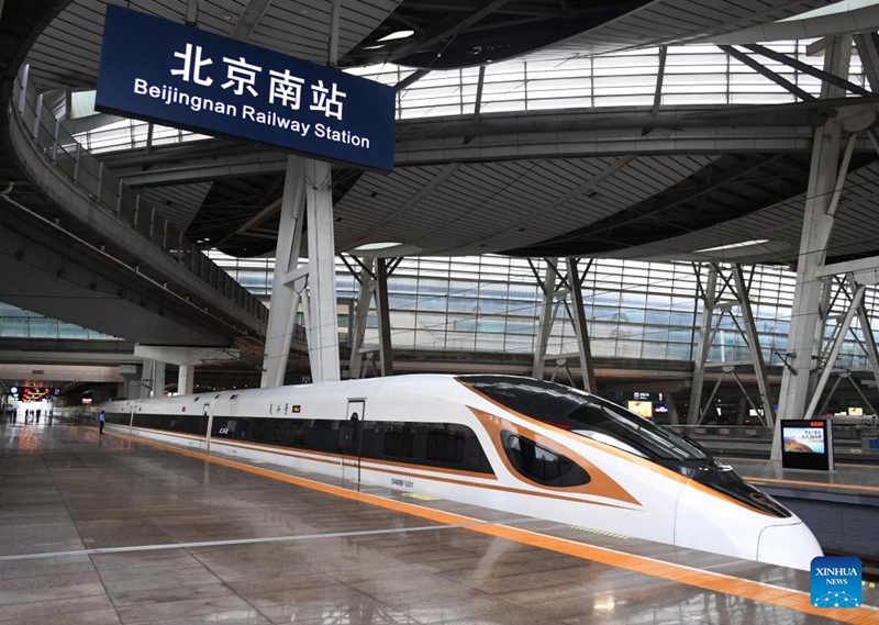 Treni inayosafiri kati ya miji ya Beijing na Tianjin, ikiondoka kutoka kituo cha treni cha Beijing Kusini, Agosti 1, 2023. (Xinhua/Zhang Chenlin)