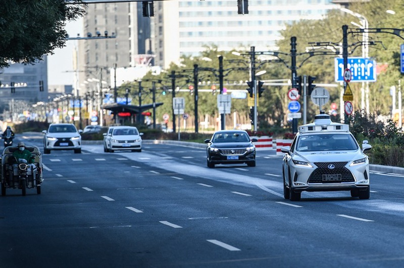 Gari linalojiendesha (la kwanza kulia) likiwa kwenye majaribio katika barabara ya Yizhuang ya Beijing, China, Oktoba 19, 2021. (Xinhua/Peng Ziyang)