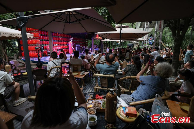 Watalii waenda Chengdu kufurahia maisha ya kustarehesha