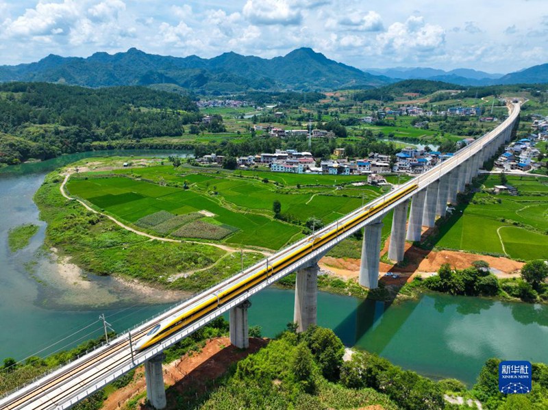 Picha hii iliyopigwa kwa droni Agosti 4 ikionesha treni ya mwendo kasi ya majaribio ikipita Daraja kubwa  lenye njia mbili za usafiri wa treni la Mto wa Qingshui la Reli ya mwendo kasi ya Guiyang-Nanning katika Kijiji cha Yingpan, Mji wa Duyun, Mkoa wa Guizhou, Kusini Magharibi mwa China.