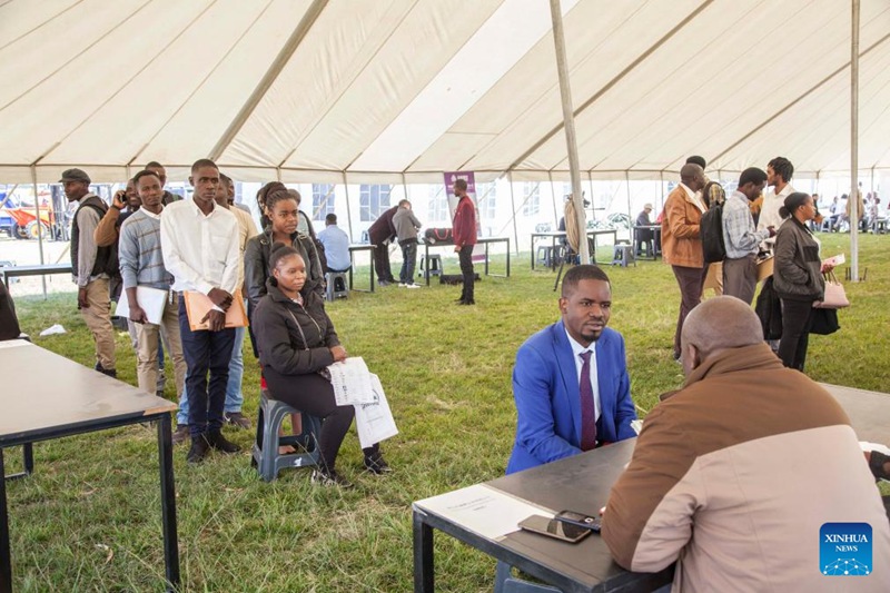 Watu wanaotafuta kazi wakiwa kwenye foleni wakati wa Maonyesho ya 95 ya Kilimo na Biashara huko Lusaka, Zambia, Agosti 4, 2023. (Picha na Martin Mbangweta/Xinhua)