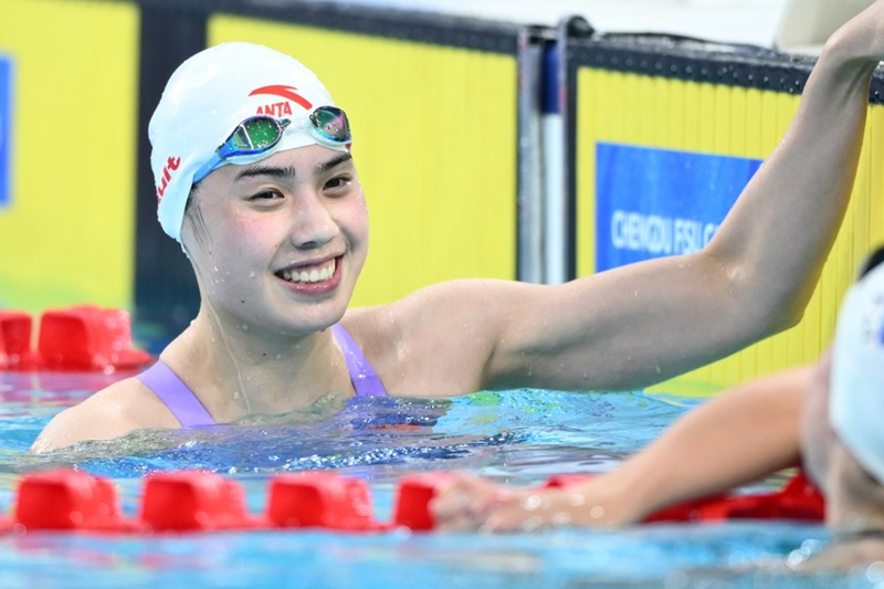 Zhang Yufei wa China akisherehekea ushindi wa mchezo wa kuogelea mita 50 kwa mtindo huru kwenye michezo ya vyuo vikuu ya dunia inayoendelea huko Chengdu, Agosti 7, 2023. (Xinhua/Wu Gang) 