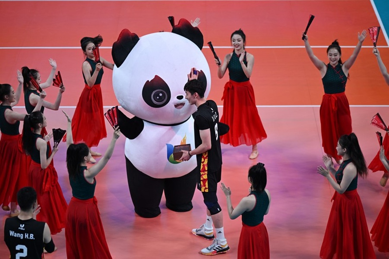 Li Yongzhen wa China (katikati) akisherehekea siku yake ya kuzaliwa baada ya mechi ya kugombea medali ya shaba ya mchezo wa mpira wa wavu kwa wanaume dhidi ya Iran kwenye michezo ya vyuo vikuu ya dunia inayoendelea huko Chengdu, Agosti 7, 2023. (Xinhua/Xu Bingjie)