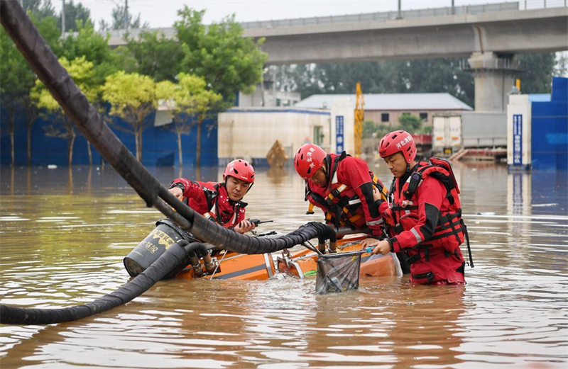 Waokoaji wakiwa kwenye kazi ya kuondoa maji katikati ya mji wa Zhuozhou, Mkoani Hebei China, Agosti 7, 2023. (Xinhua/Mu Yu)