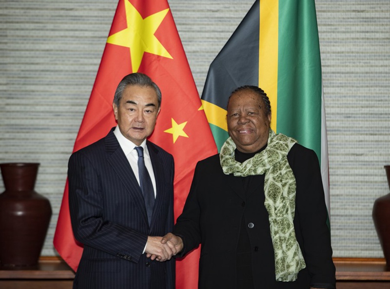 Wang Yi (kulia), mkurugenzi wa Ofisi ya  Kamati ya mambo ya nje ya Kamati Kuu ya Chama cha Kikomunisti cha China, akutana na Waziri wa Uhusiano wa Kimataifa na Ushirikiano wa Afrika Kusini Bibi Naledi Pandor mjini Johannesburg, Afrika Kusini, Julai 24, 2023. (Xinhua/Zhang Yudong )