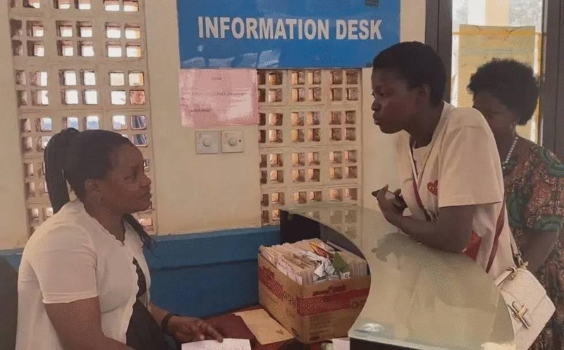 Rose na mama yake walikuwapo kwenye hospitali huko Uganda. Chanzo: 