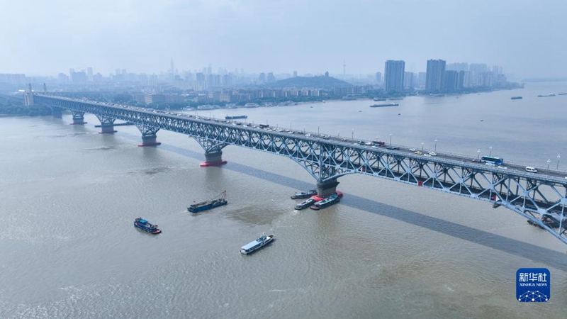 Wafanyakazi wa Shirika la Reli la China Tawi la Shanghai wakifunga kingo cha kuzuia meli zisigonge nguzo za daraja  kwenye Daraja la Mto Changjiang la Nanjing huko Nanjing, Mkoa wa Jiangsu, Mashariki mwa China, Agosti 9. (Picha ilipigwa kwa droni.)