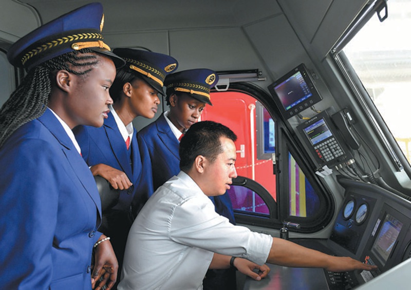 Madereva wa treni nchini Kenya wakijifunza taratibu za uendeshaji wa treni kutoka kwa mwalimu wao mchina wakati wa mafunzo mjini Nairobi, kabla ya kuanza kwa treni ya SGR kati ya Mombasa-Nairobi. SUN RUIBO/XINHUA