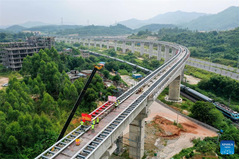 Kazi ya kuweka reli kwenye njia ya kwanza yenye kasi ya kati na chini ya treni ya Maglev huko Guangdong imekamilika