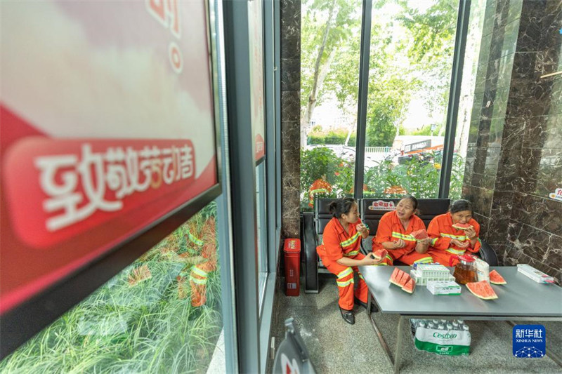 Agosti 12, wasafishaji wakipumzika kwenye “ghuba kwa wafanyakazi” iliyoko kwenye Mtaa wa Zhanxi wa Eneo la Shapingba la Mji wa Chongqing. 