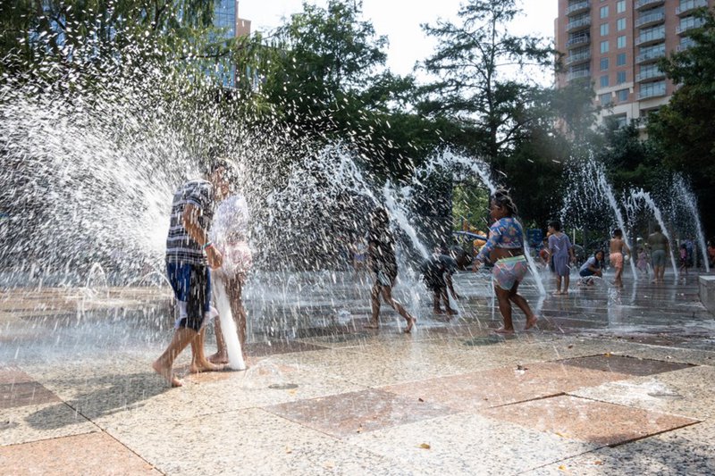 Watoto wakicheza ili kupoza joto la mwili katika bustani ya chemchemi iliyoko katikati mwa Jiji la Houston, Texas, Marekani, Juni 15, 2023. (Picha na Chen Chen/Xinhua)