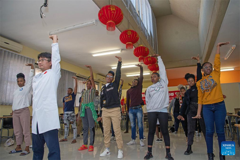 Timu ya madaktari wa China yatoa ujuzi wa Dawa za Mitishamba za Kichina kwa wanafunzi wa chuo kikuu cha Namibia