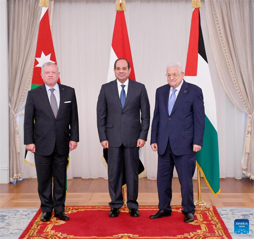 Rais Abdel-Fattah al-Sisi wa Misri (katikati), Mfalme Abdullah II wa Jordan (kushoto) na Rais Mahmoud Abbas wa Palestina wakihudhuria mkutano wa pande tatu huko New Alamein, Misri, Agosti 14, 2023. (Ikulu ya Misri/ Xinhua)