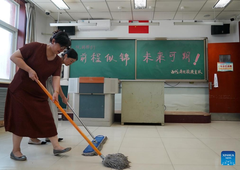 Wafanyakazi wakisafisha darasa katika Shule ya Makabila ya Miaofengshan katika Eneo la Mentougou la Beijing, China, Agosti 14, 2023. (Xinhua/Zhang Chenlin)