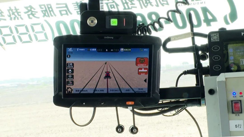 Picha ikionesha kifaa cha GPS kilichofungwa kwenye mashine ya kilimo kinachowasaidia wakulima kupanda mahindi  vijiji vya Tarafa ya Xinglongbao ya Wilaya ya Xinmin, Mkoa wa Liaoning wa China. (Picha ilitolewa na Kituo cha Vyombo vya Habari cha Xinmin.)