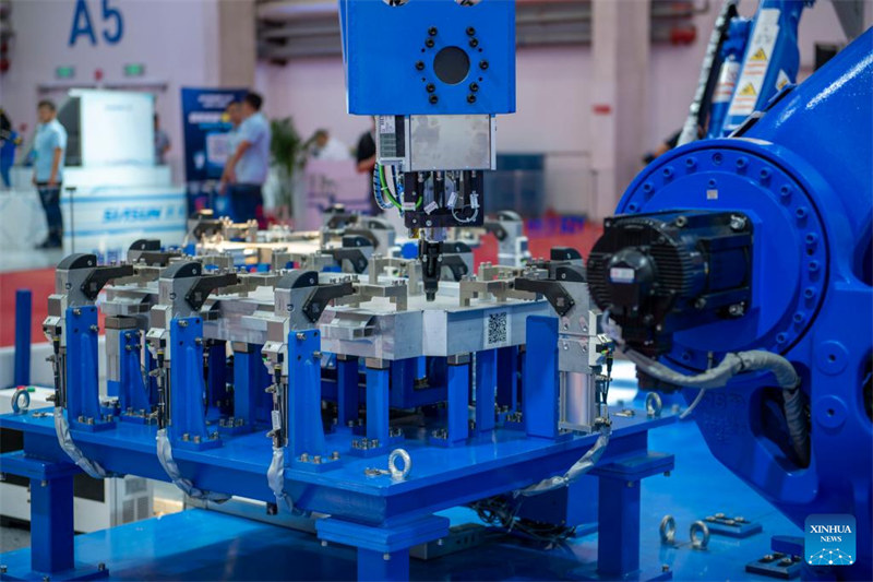 Roboti ya kutengeneza bidhaa ikionekana katika picha kwenye Mkutano wa Dunia wa Roboti 2023 mjini Beijing, China, Agosti 16, 2023. Mkutano wa Dunia wa Roboti Mwaka 2023 umefunguliwa hapa Beijing, China siku ya Jumatano, ukionyesha mafanikio ya teknolojia za hali ya juu na vifaa vipya vya tasnia ya roboti. (Xinhua/Xu Jiayi)