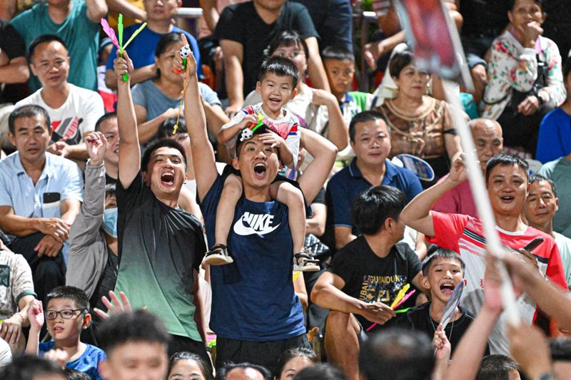 Watu wakitazama mechi ya mpira wa wavu ya kijiji huko Wenchang, Mkoa wa Hainan, Kusini mwa China, Agosti 13, 2023.(Xinhua/Pu Xiaoxu)