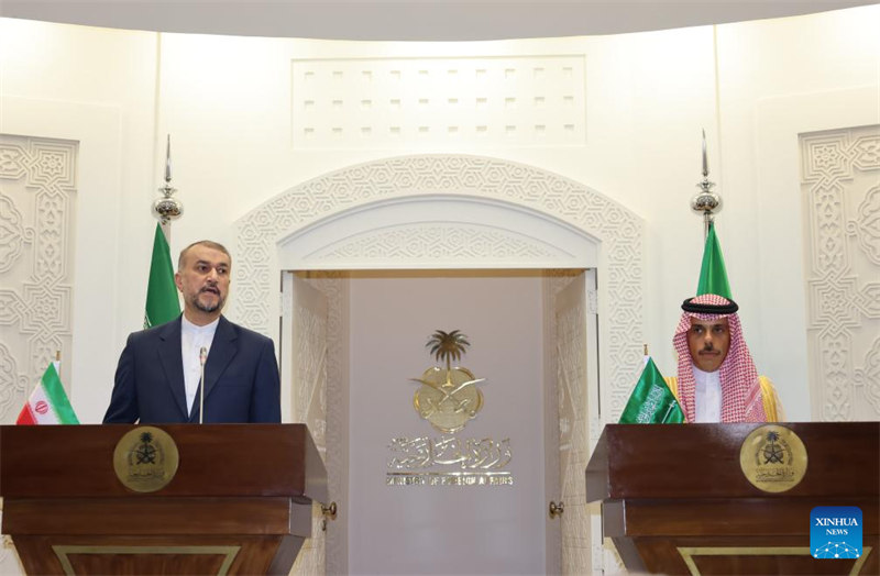 Waziri wa Mambo ya Nje wa Saudi Arabia, Faisal bin Farhan Al Saud (Kulia) na Waziri wa Mambo ya Nje wa Iran, Hossein Amir-Abdollahian wakihudhuria mkutano wa pamoja na waandishi wa habari mjini Riyadh, Saudi Arabia, Agosti 17, 2023. Amir-Abdollahian amesema hapa Alhamisi kwamba uhusiano kati ya nchi yake na Saudi Arabia una mwelekeo sahihi na pande zote mbili zitaendeleza ushirikiano katika nyanja mbalimbali. (Xinhua/Wang Haizhou)