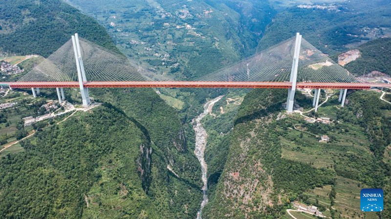 Picha hii iliyopigwa Agosti 15, 2023 ikionyesha Daraja la Beipanjiang kwenye Barabara Kuu ya Hangzhou-Ruili, Mkoa wa Guizhou, Kusini-Magharibi mwa China. (Xinhua/Tao Liang)