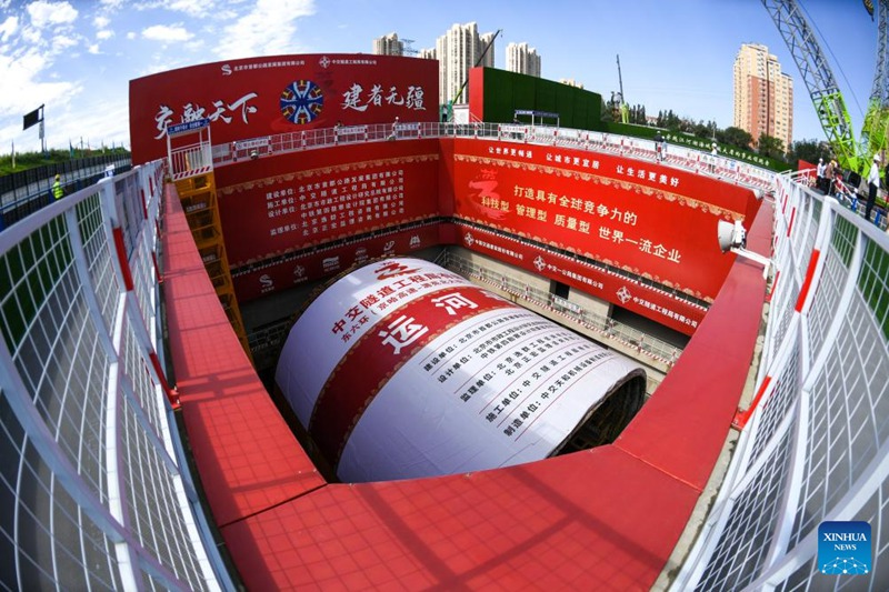 Picha hii iliyopigwa Agosti 21, 2023 ikionyesha mashine ya kuchimba handaki la ngao katika kituo cha mradi wa handaki la ngao refu zaidi la barabara ya mwendo kasi mjini Beijing, China.  (Xinhua/Ju Huanzong)