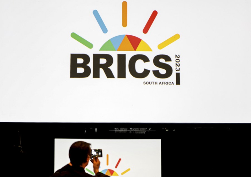 Mtu akipiga picha kwenye kituo cha vyombo vya habari cha Mkutano wa 15 wa viongozi wakuu wa  nchi za Brazil, Russia, India, China na Afrika Kusini (BRICS) mjini Johannesburg, Afrika Kusini, Agosti 21, 2023. (Xinhua/Li Yahui)