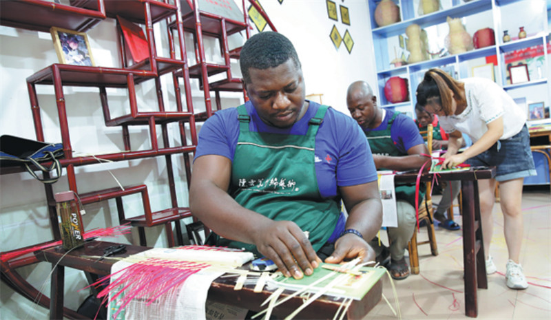 Wanafunzi kutoka Guinea wakihudhuria warsha kuhusu ufumaji wa mianzi iliyoandaliwa na Shirika la Kimataifa la Mianzi na Migazi huko Meishan, Mkoa wa Sichuan, China siku ya Jumanne. (Yao Yongliang/China News Service)