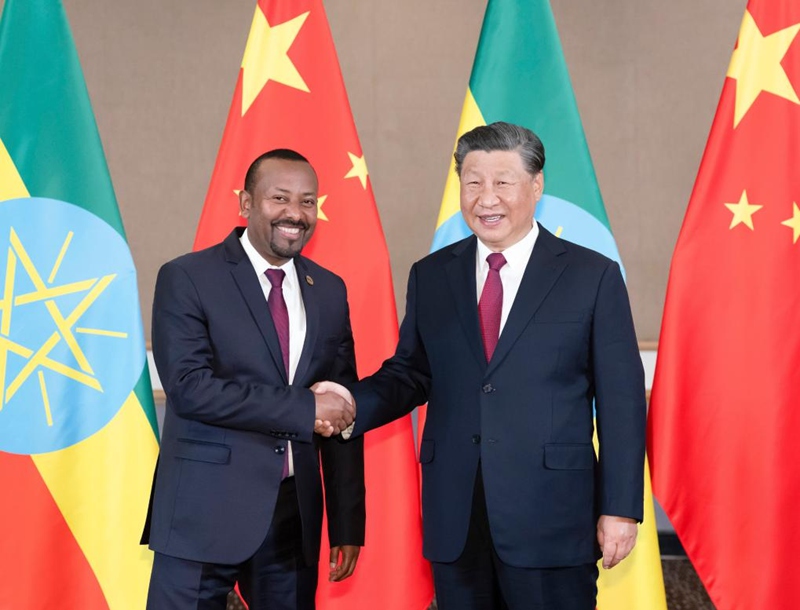 Rais Xi Jinping wa China akikutana na Waziri Mkuu wa Ethiopia Abiy Ahmed pembezoni mwa Mkutano wa 15 wa Wakuu wa Mfumo wa BRICS huko Johannesburg, Afrika Kusini, Agosti 23, 2023. (Xinhua/Ding Haitao)