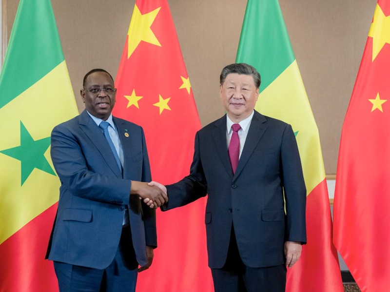 Rais Xi Jinping wa China akikutana na Rais wa Senegal Macky Sall  katika wakati wa Mkutano wa 15 wa Viongozi Wakuu wa nchi za Brazil, Russia, India, China na Afrika Kusini (BRICS) huko Johannesburg, Afrika Kusini, Agosti 23, 2023. (Xinhua/Zhai Jianlan)