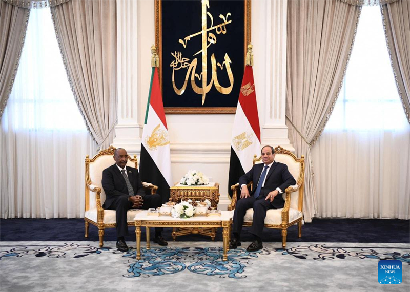 Rais wa Misri Abdel-Fattah al-Sisi (Kulia) akikutana na Mwenyekiti wa Baraza Kuu la Sudan, Abdel Fattah Al-Burhan, ambaye pia ni Kamanda Mkuu wa Vikosi vya Kijeshi vya Sudan, mjini New Alamein, Misri, Agosti 29, 2023. (Ikulu ya Misri / Xinhua)