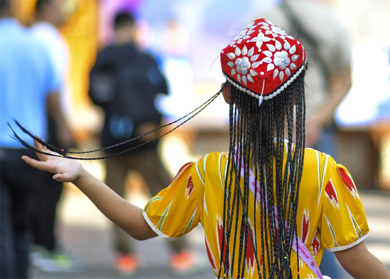 Mtalii akionekana kwenye Gulio Kubwa la Kimataifa la Xinjiang huko Urumqi, Mkoa unaojiendesha wa Kabila la Wauygur wa Xinjiang, Kaskazini-Magharibi mwa China Agosti 5, 2023. (Xinhua/Wang Fei)