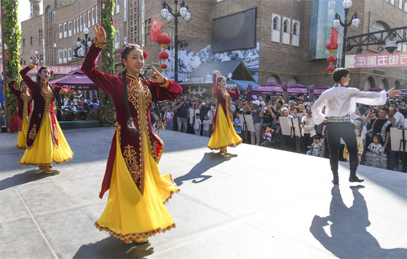 Onyesho likifanyika kwenye Gulio Kubwa la Kimataifa la Xinjiang huko Urumqi, Mkoa unaojiendesha wa Kabila la Wauygur wa Xinjiang, Kaskazini-Magharibi mwa China Agosti 16, 2023. (Xinhua/Wang Fei)