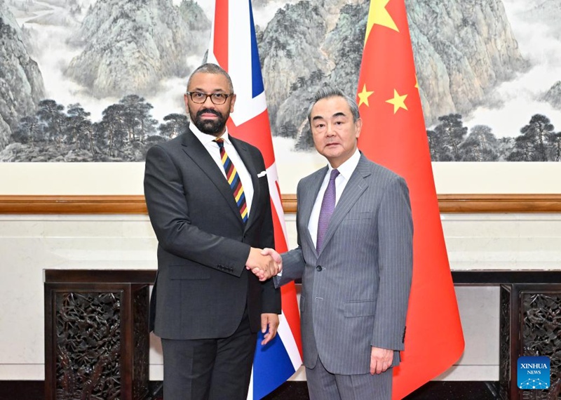Waziri wa Mambo ya Nje wa China Wang Yi akifanya mazungumzo na James Cleverly, Waziri wa Mambo ya Nje, Jumuiya ya Madola na Maendeleo wa Uingereza hapa Beijing, China, Agosti 30, 2023. (Xinhua/Yue Yuewei)