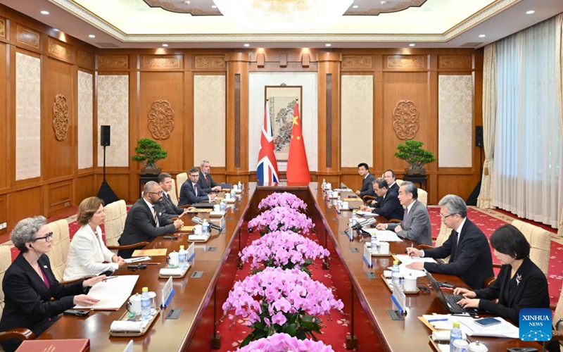 Waziri wa Mambo ya Nje wa China Wang Yi akifanya mazungumzo na James Cleverly, Waziri wa Mambo ya Nje, Jumuiya ya Madola na Maendeleo wa Uingereza hapa Beijing, China, Agosti 30, 2023. (Xinhua/Yue Yuewei)