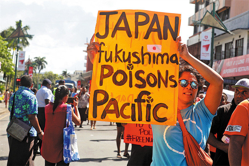 Watu wakishiriki kwenye maandamano huko Suva, Fiji, tarehe 25 Agosti, wakipinga Japan kutiririsha maji yenye sumu ya nyuklia hivi karibuni kwenye Bahari ya Pasifiki. (SANG QINLONG/XINHUA)