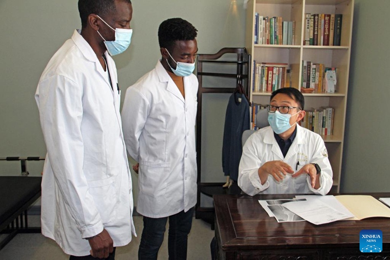 Mtaalamu wa Dawa za Mitishamba za Kichina (TCM) Wang Peng (Kulia) akijadili matibabu ya mgonjwa na madaktari wawili wa mafunzo kwa vitendo huko Windhoek, Namibia Agosti 31, 2023. (Picha na Musa C Kaseke/Xinhua)